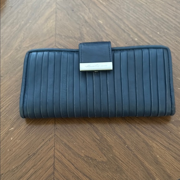 Kenneth Cole Blue Leather Snap Close Bifold Wallet with Vertical Pleats Zip Slot - Picture 1 of 10
